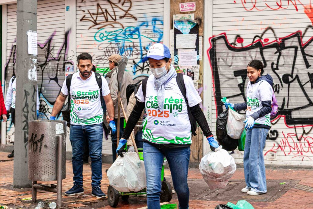 Synthesia Colombia y Kingspan Colombia organizan una acción de voluntariado ambiental de recogida de residuos